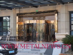 上海自動(dòng)門廠家 解析豪華兩翼旋轉(zhuǎn)門的工藝與魅力